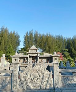 Khuôn viên lan can bao quanh lăng mộ