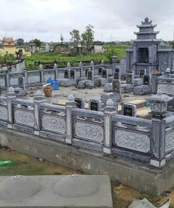 Khuôn viên lan can bao quanh lăng mộ