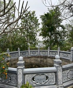 Khuôn viên lan can bao quanh lăng mộ