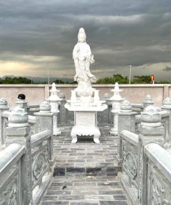 Khuôn viên lan can bao quanh lăng mộ