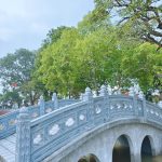 Khuôn viên lan can bao quanh lăng mộ