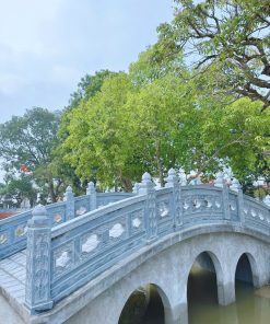 Khuôn viên lan can bao quanh lăng mộ
