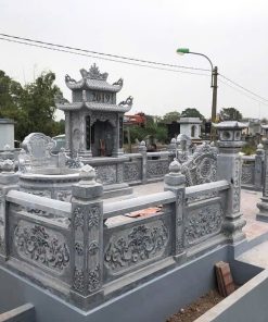 Khuôn viên lan can bao quanh lăng mộ