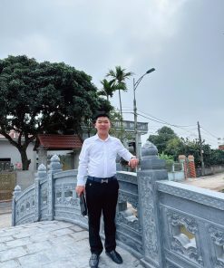 Khuôn viên lan can bao quanh lăng mộ