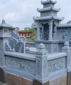 Khuôn viên lan can bao quanh lăng mộ
