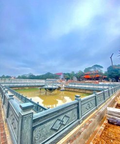 Khuôn viên lan can bao quanh lăng mộ
