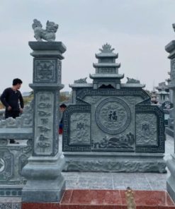 Khuôn viên lan can bao quanh lăng mộ