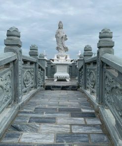 Khuôn viên lan can bao quanh lăng mộ