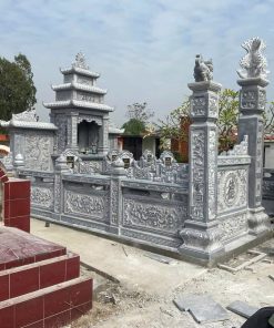 Khuôn viên lan can bao quanh lăng mộ