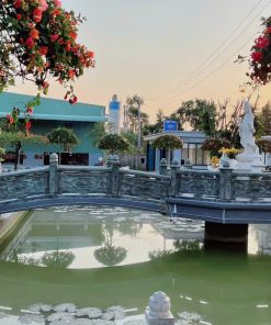 Khuôn viên lan can bao quanh lăng mộ