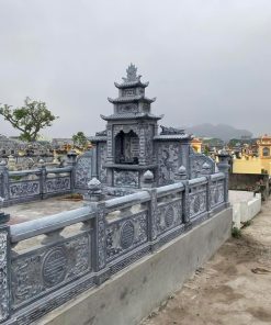 Khuôn viên lan can bao quanh lăng mộ