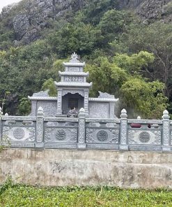 Khuôn viên lan can bao quanh lăng mộ