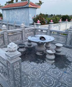 Khuôn viên lan can bao quanh lăng mộ