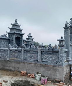 Khuôn viên lan can bao quanh lăng mộ