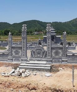 Khuôn viên lan can bao quanh lăng mộ