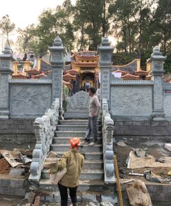 Khuôn viên lan can bao quanh lăng mộ