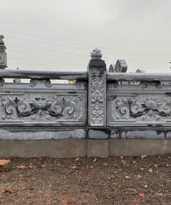 Khuôn viên lan can bao quanh lăng mộ