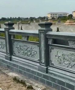 Khuôn viên lan can bao quanh lăng mộ