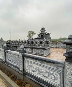 Khuôn viên lan can bao quanh lăng mộ