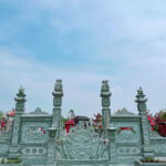 Cổng tứ trụ xanh rêu