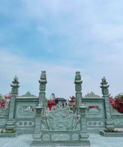 Cổng tứ trụ xanh rêu