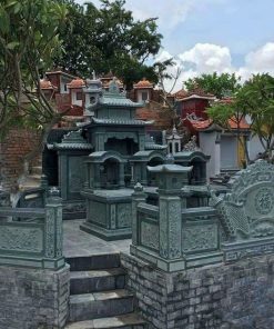Khuôn viên lan can bao quanh lăng mộ
