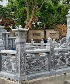Khuôn viên lan can bao quanh lăng mộ