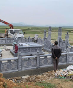 Khuôn viên lan can bao quanh lăng mộ