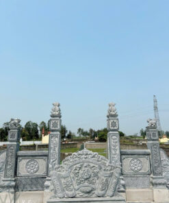 Khuôn viên lan can bao quanh lăng mộ