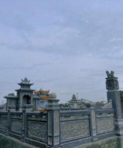 Khuôn viên lan can bao quanh lăng mộ