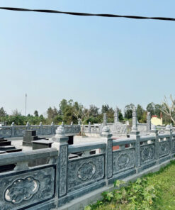 Khuôn viên lan can bao quanh lăng mộ