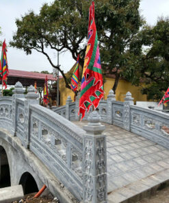 Khuôn viên lan can bao quanh lăng mộ