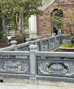 Khuôn viên lan can bao quanh lăng mộ