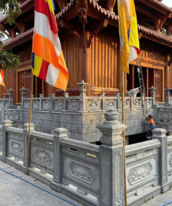 Khuôn viên lan can bao quanh lăng mộ