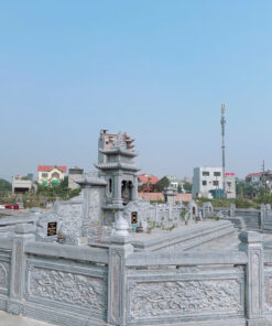 Khuôn viên lan can bao quanh lăng mộ