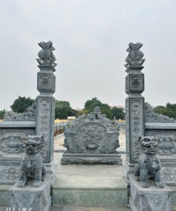 Khuôn viên lan can bao quanh lăng mộ