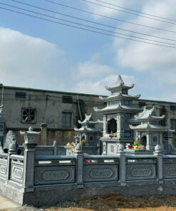 Khuôn viên lan can bao quanh lăng mộ