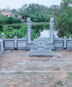Khuôn viên lan can bao quanh lăng mộ