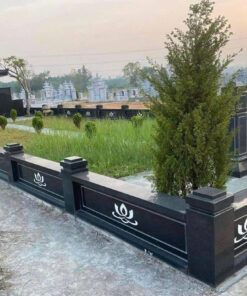 Khuôn viên lan can bao quanh lăng mộ