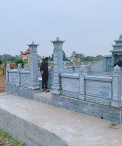 Khuôn viên lan can bao quanh lăng mộ