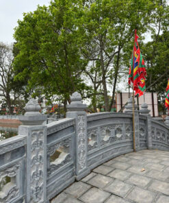 Khuôn viên lan can bao quanh lăng mộ