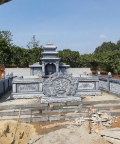 Khuôn viên lan can bao quanh lăng mộ