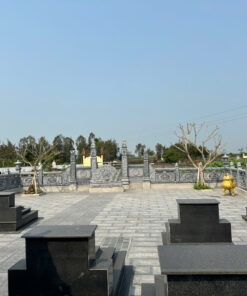 Khuôn viên lan can bao quanh lăng mộ